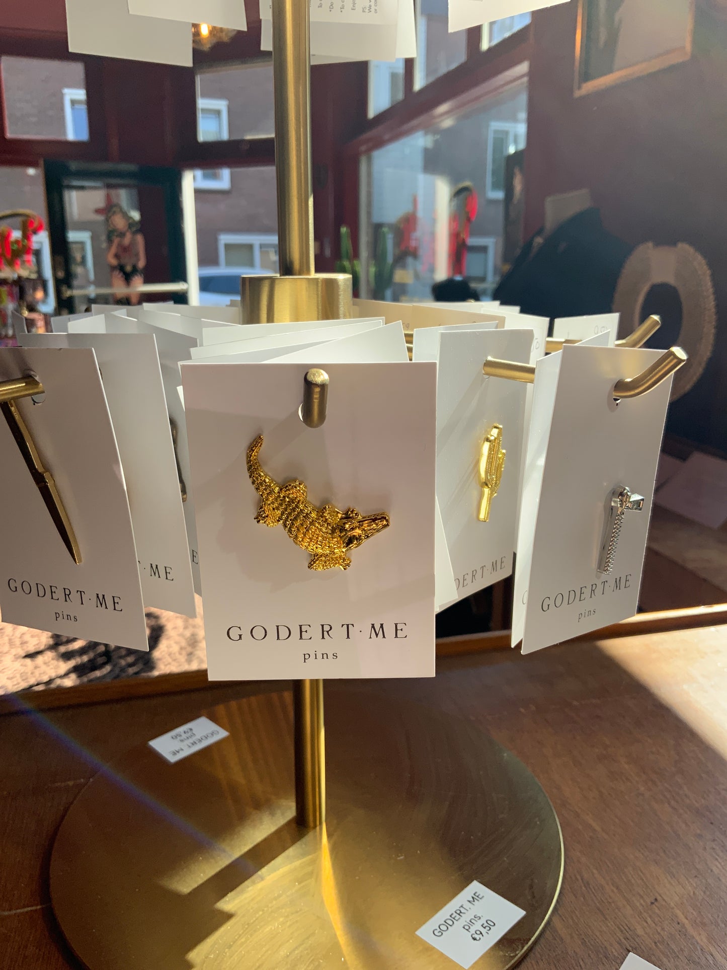 Crocodile pin gold