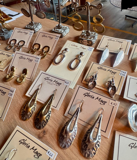 Pendientes de Zamak bañados en oro con Cabeza en Relieve