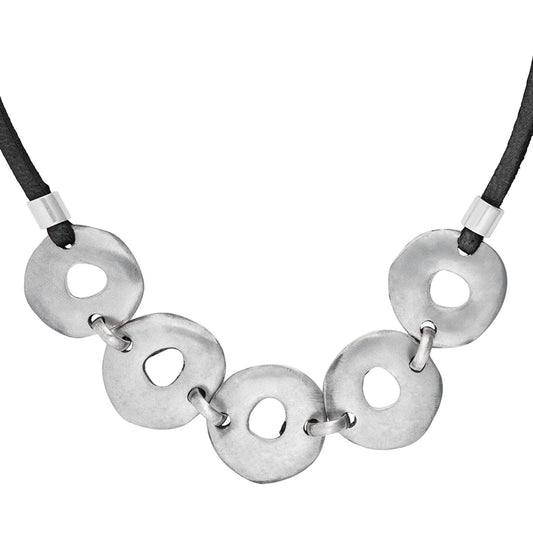 Zwart leren choker ketting met zilveren ringen