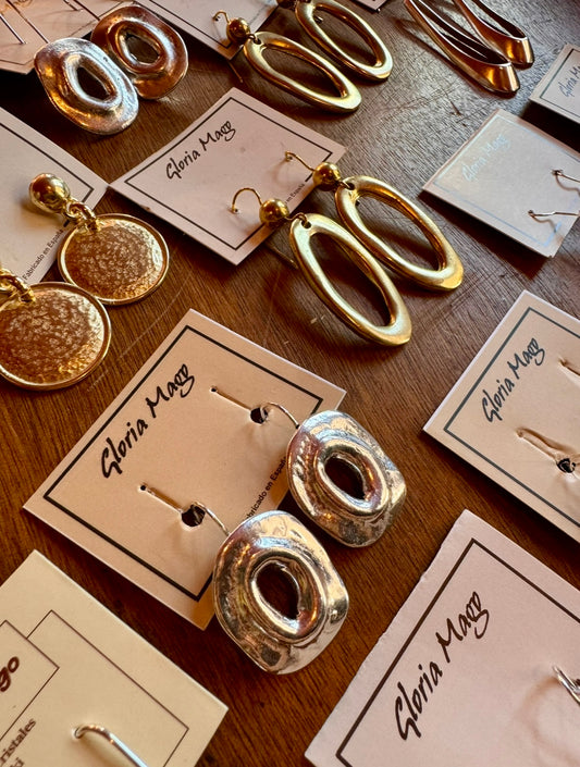 Gouden oorbellen met gehamerde moon hanger