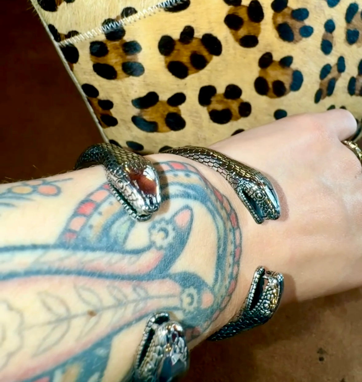 Pulsera Abierta Serpiente de Dos Cabezas