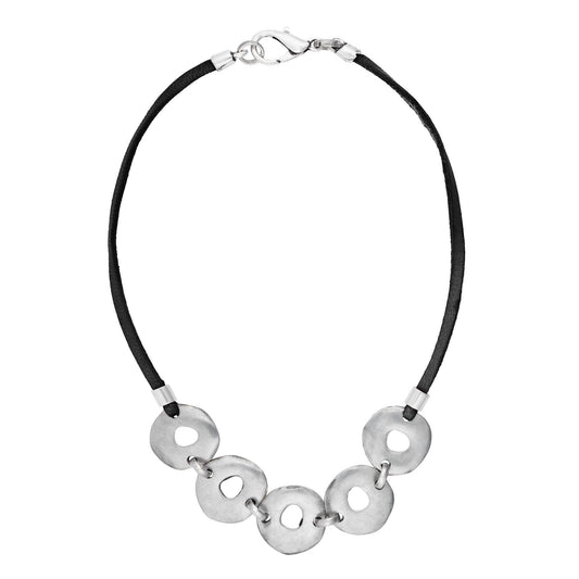 Zwart leren choker ketting met zilveren ringen