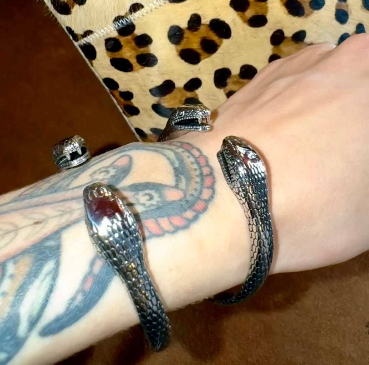 Pulsera Abierta Serpiente de Dos Cabezas