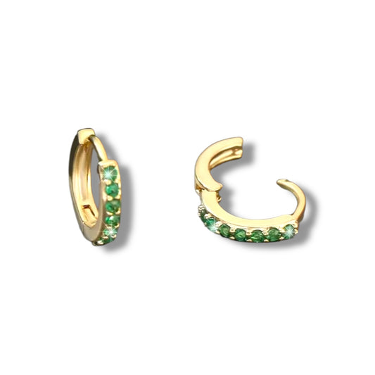 Kleine gouden oorringen met groene steentjes
