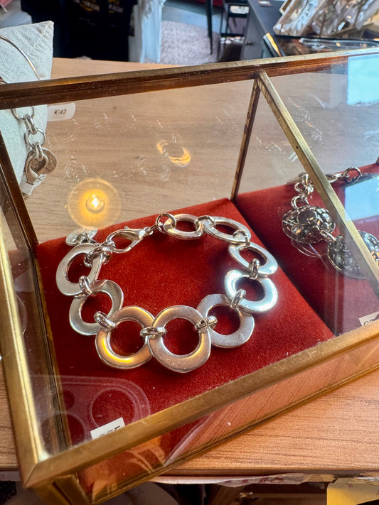 Pulsera de eslabones de cadena de plata con anillos en plata.