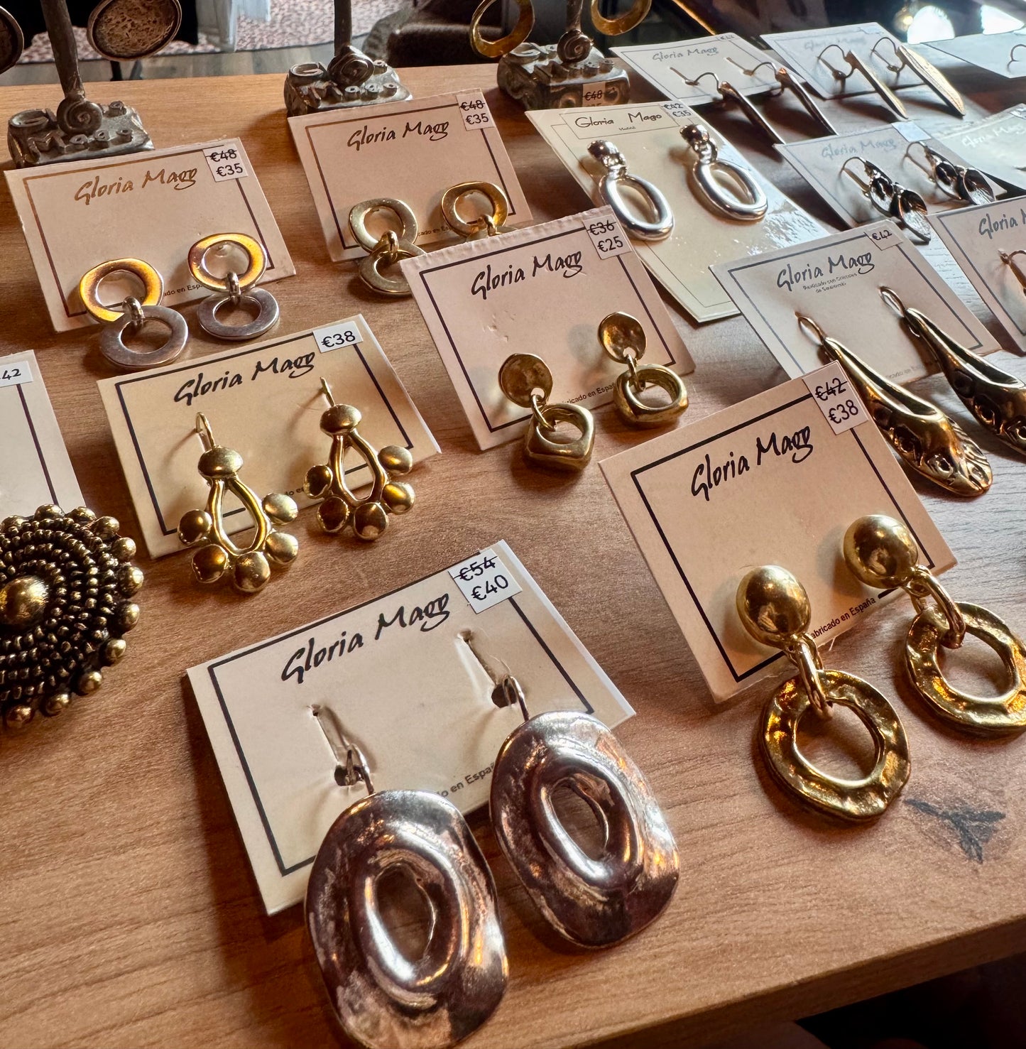 Pendientes de Zamak bañados en oro con Cabeza en Relieve