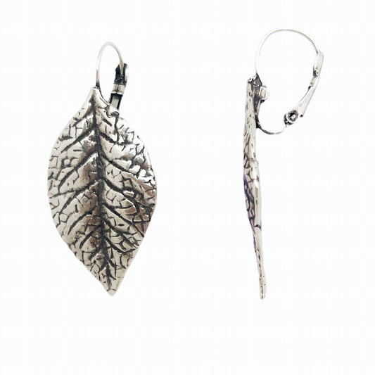Sleepy leaf pendant in silver plated