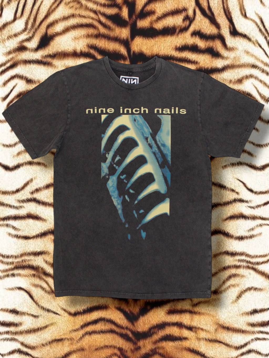 Camiseta Unisex Nine Inch Nails Lavado a la Piedra: Logotipo PHM y Texto (Gris Carbón)