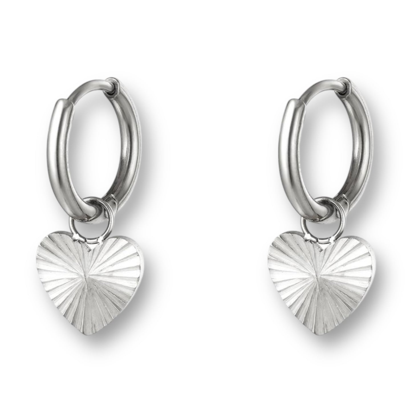 Pendientes de plata con corazón.