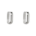 Pendientes rectangulares de plata con diseño.