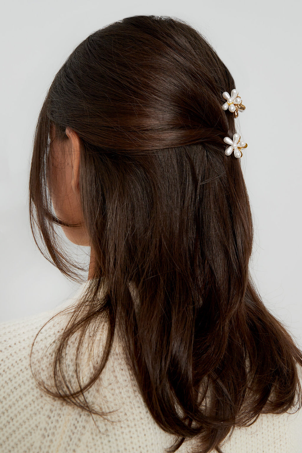 Elegant White Gold Alloy Hair Clip for Stylish Looks