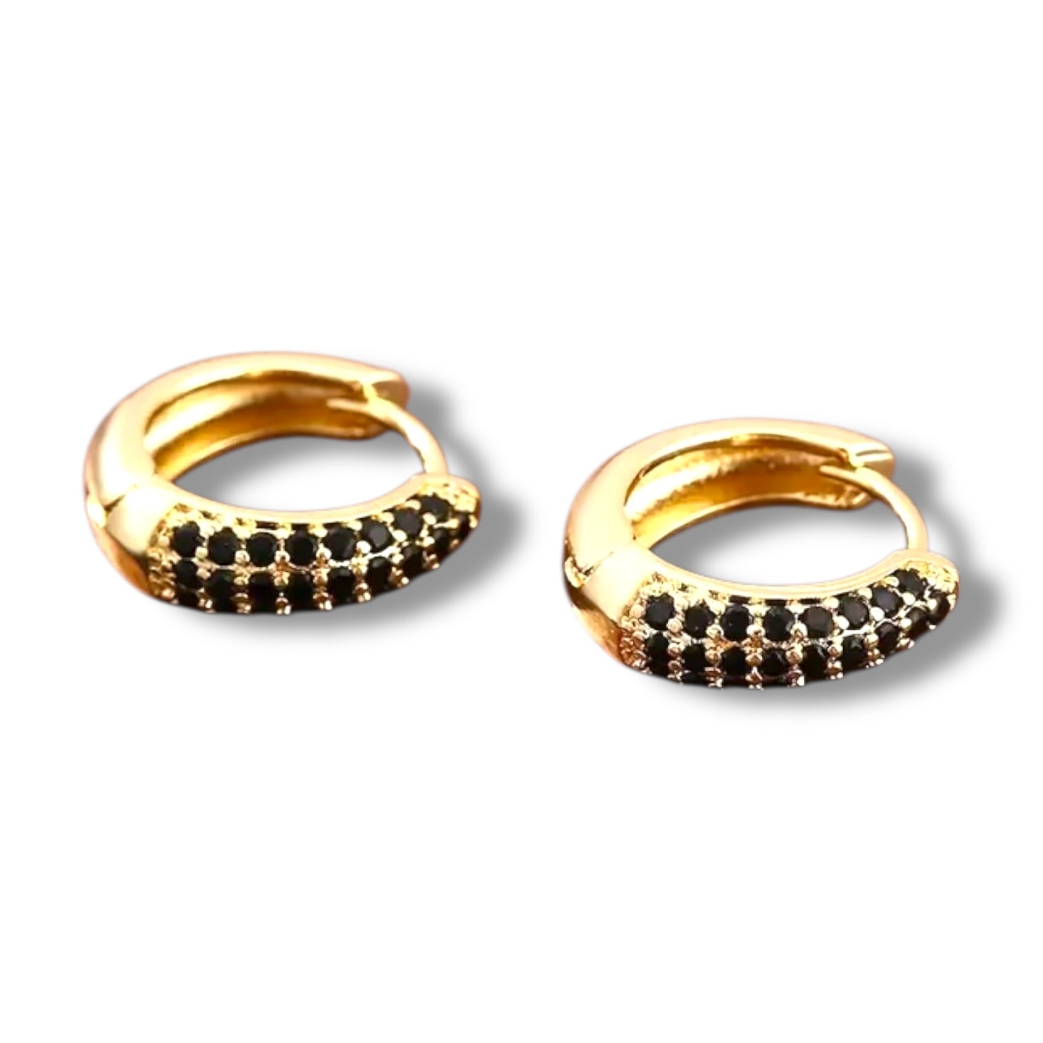 Kleine gouden oorringen met zwarte steentjes