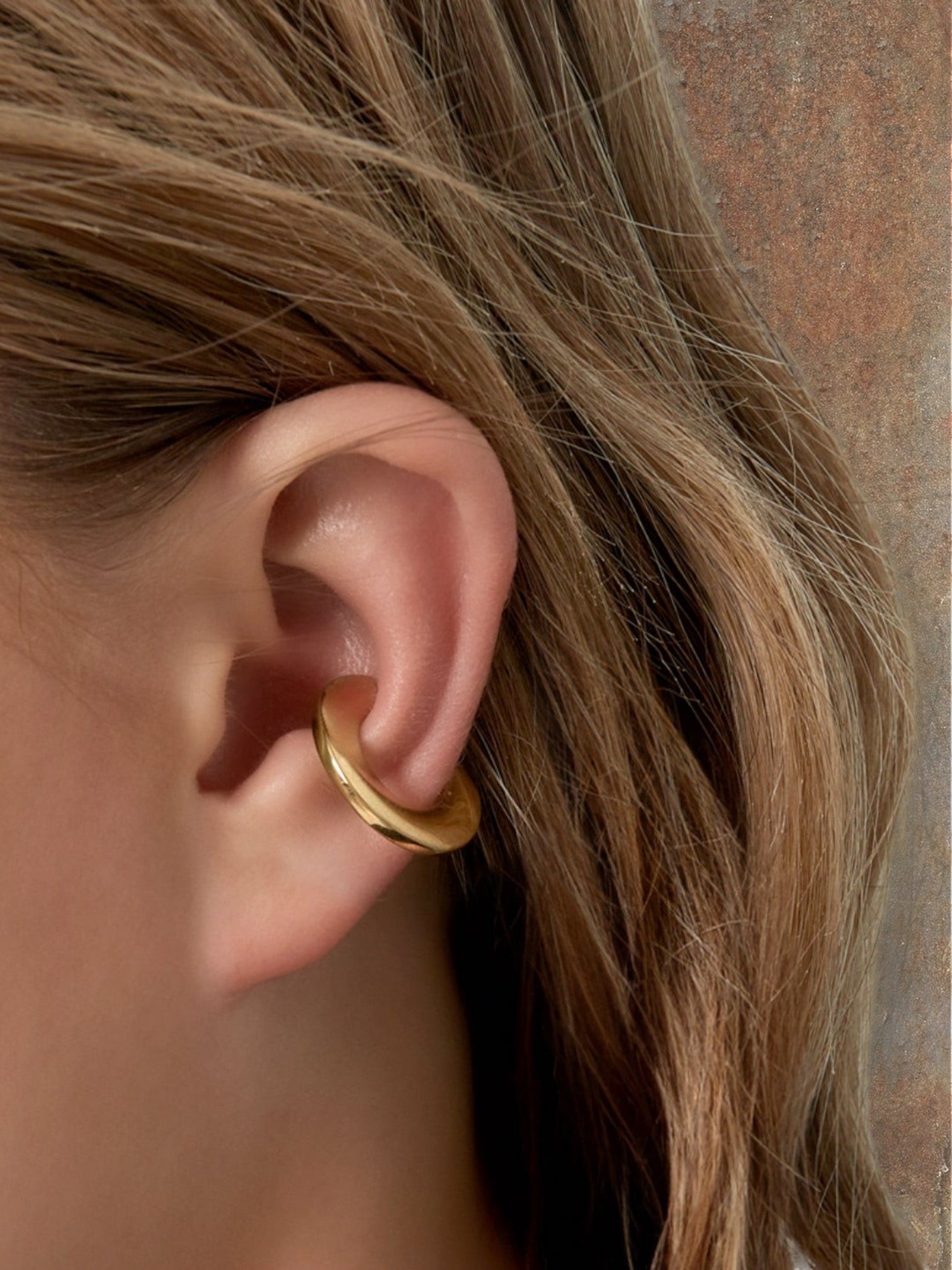 WILDSIDE polished gold-tone metal curved ear cuff, no piercing needed. Minimalist and sleek.