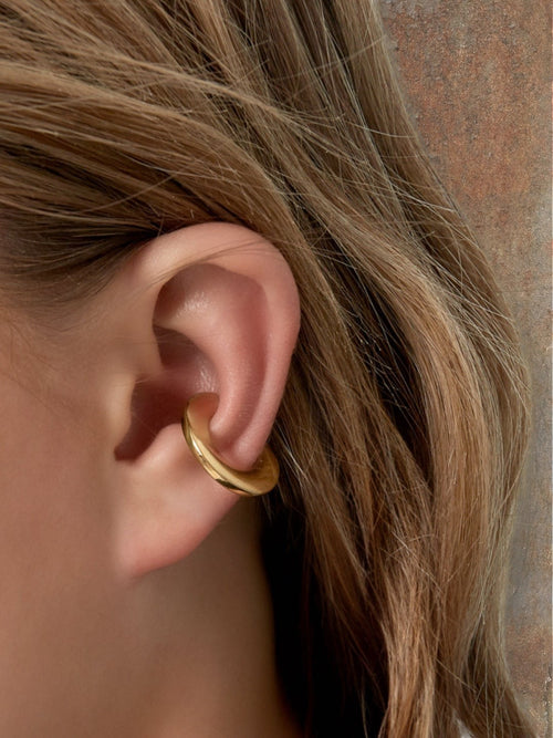 WILDSIDE polished gold-tone metal curved ear cuff, no piercing needed. Minimalist and sleek.