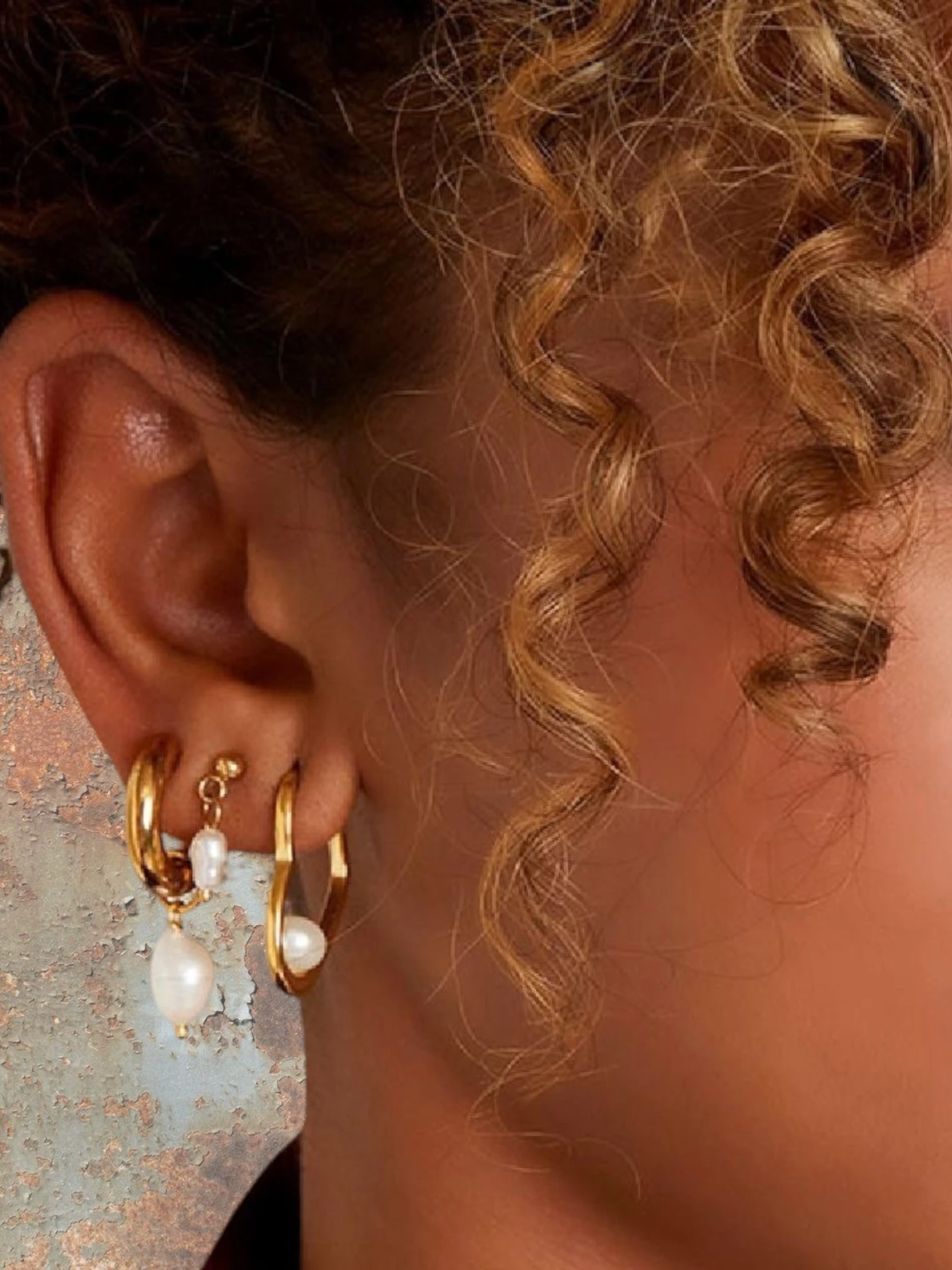 WILDSIDE gold hoop earrings with pearl drop and stud earrings, featuring baroque pearls.