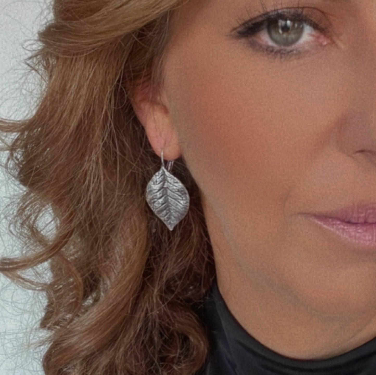 Sleepy leaf pendant in silver plated