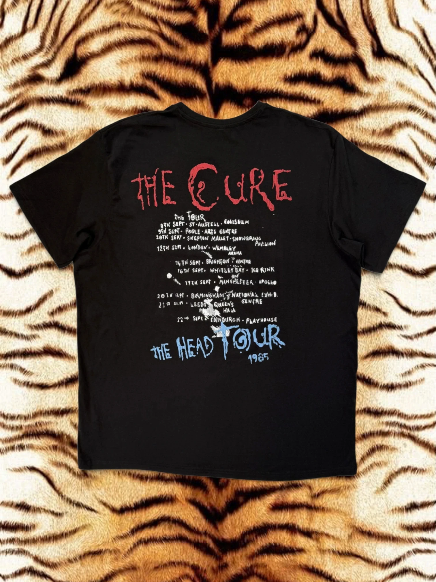 The Cure Premium Carbon T-Shirt – The Head Tour ’85 (100% Algodón Peinado, Acabado Suave Premium)