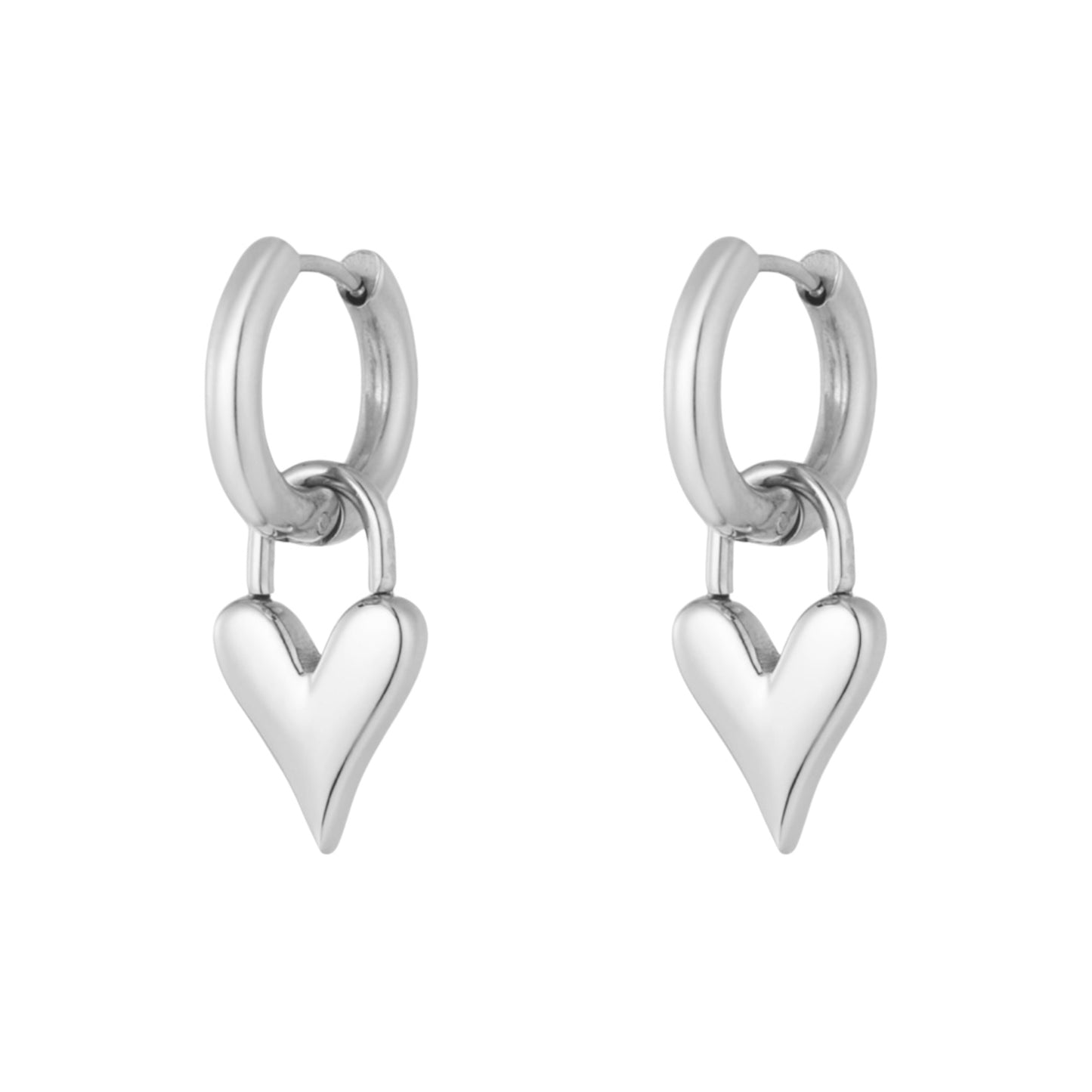 Pendientes de plata con corazón.