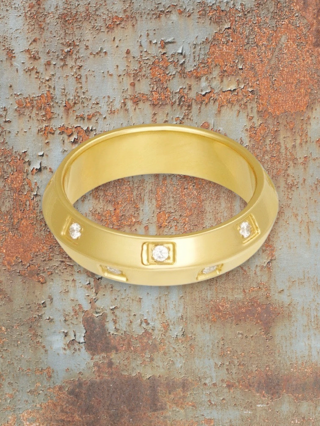 Gouden ring met steentjes
