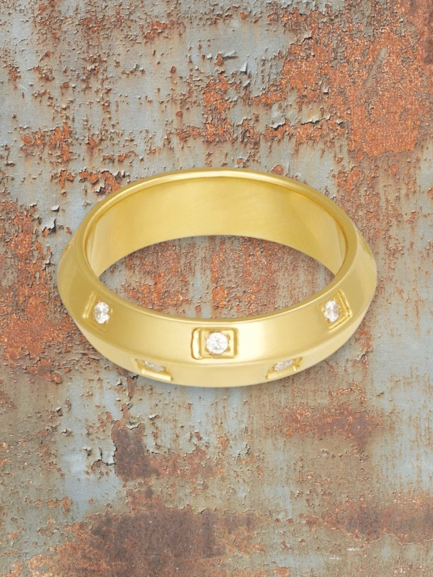 Gouden ring met steentjes
