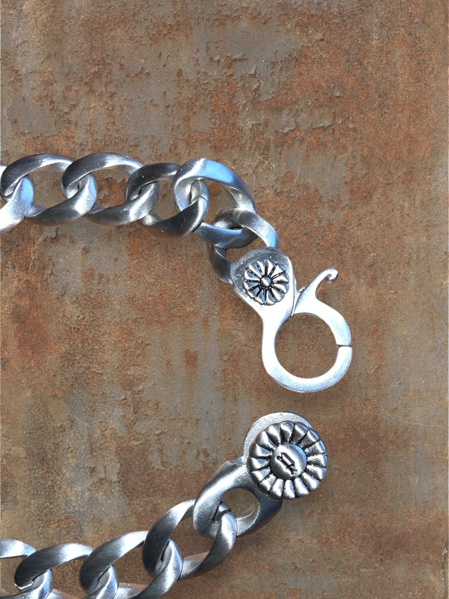 WILDSIDE silver metal chunky chain armband with decorative clasp, 24cm length.