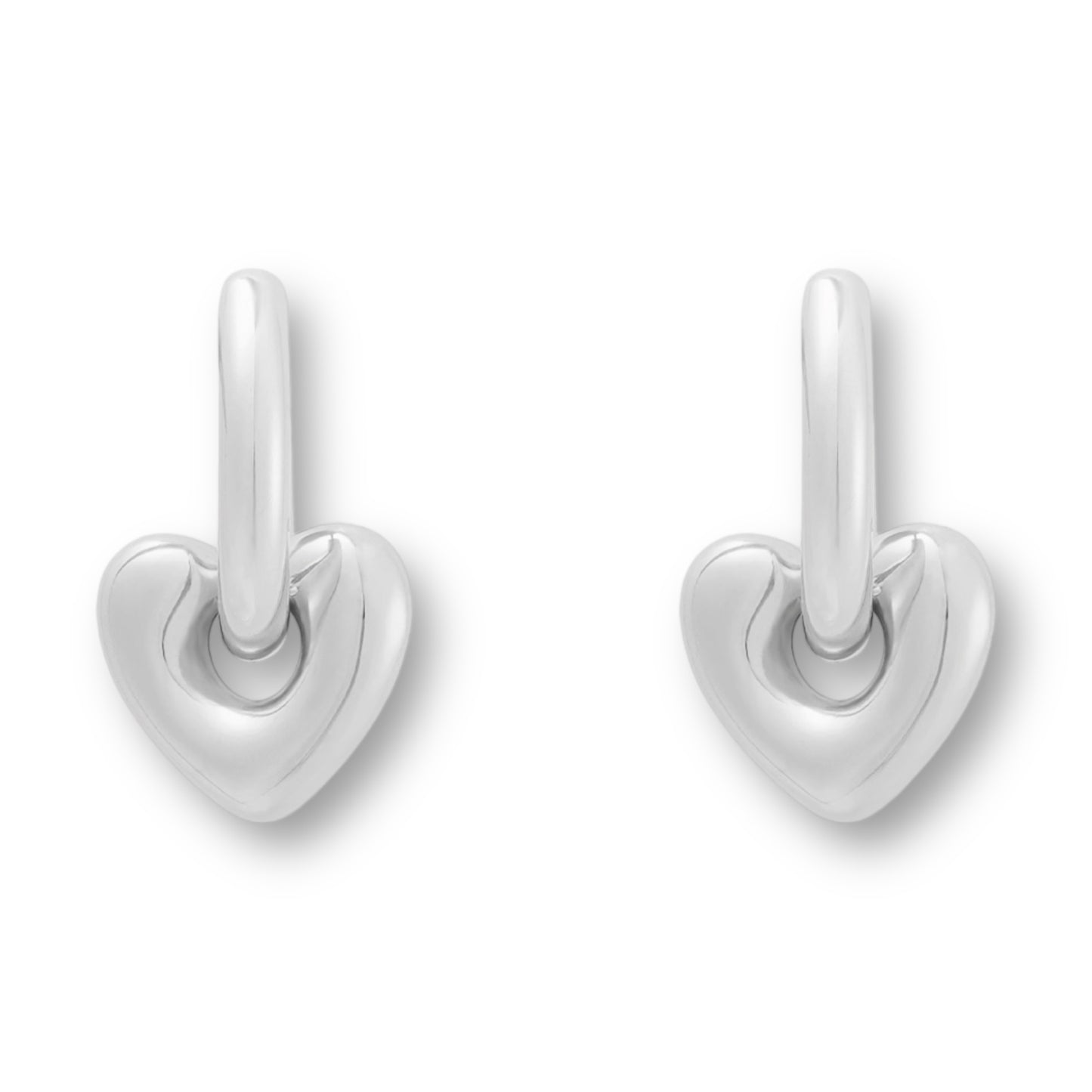 Pendientes de plata con corazón.