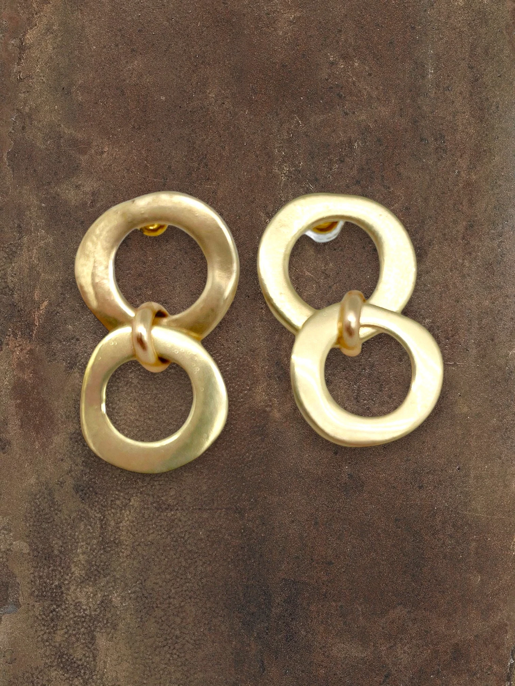 WILDSIDE double hoop pendant earrings in gold-plated zamak. Anti-allergenic, 4cm length. Sustainable Spanish design.