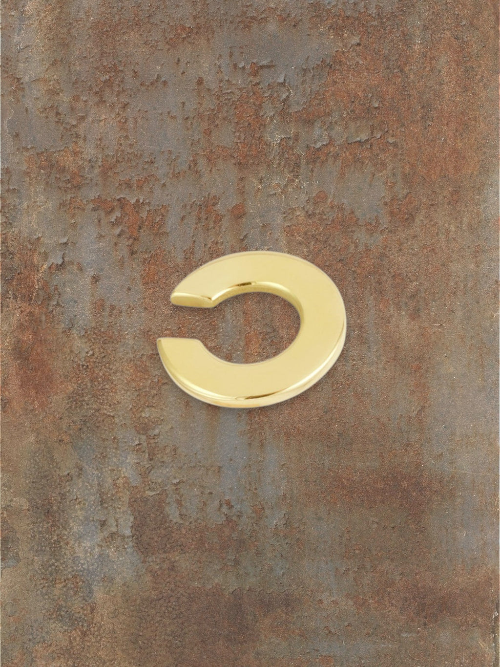 WILDSIDE polished gold-tone metal curved ear cuff, a minimalist and sophisticated accessory.
