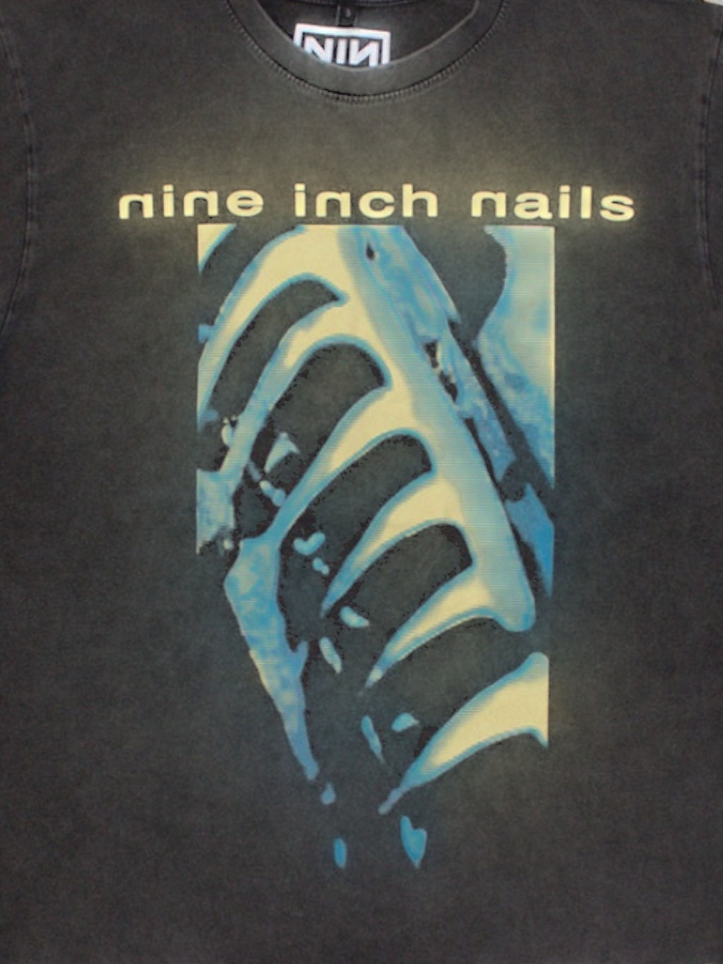 Camiseta Unisex Nine Inch Nails Lavado a la Piedra: Logotipo PHM y Texto (Gris Carbón)