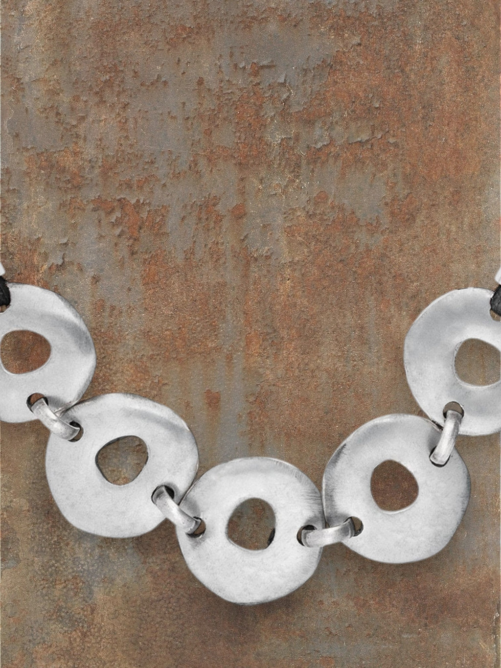 Zwart leren choker ketting met zilveren ringen