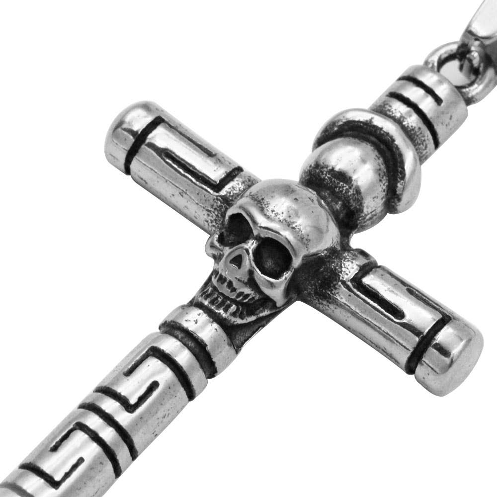 Cruz de plata con colgante de calavera.