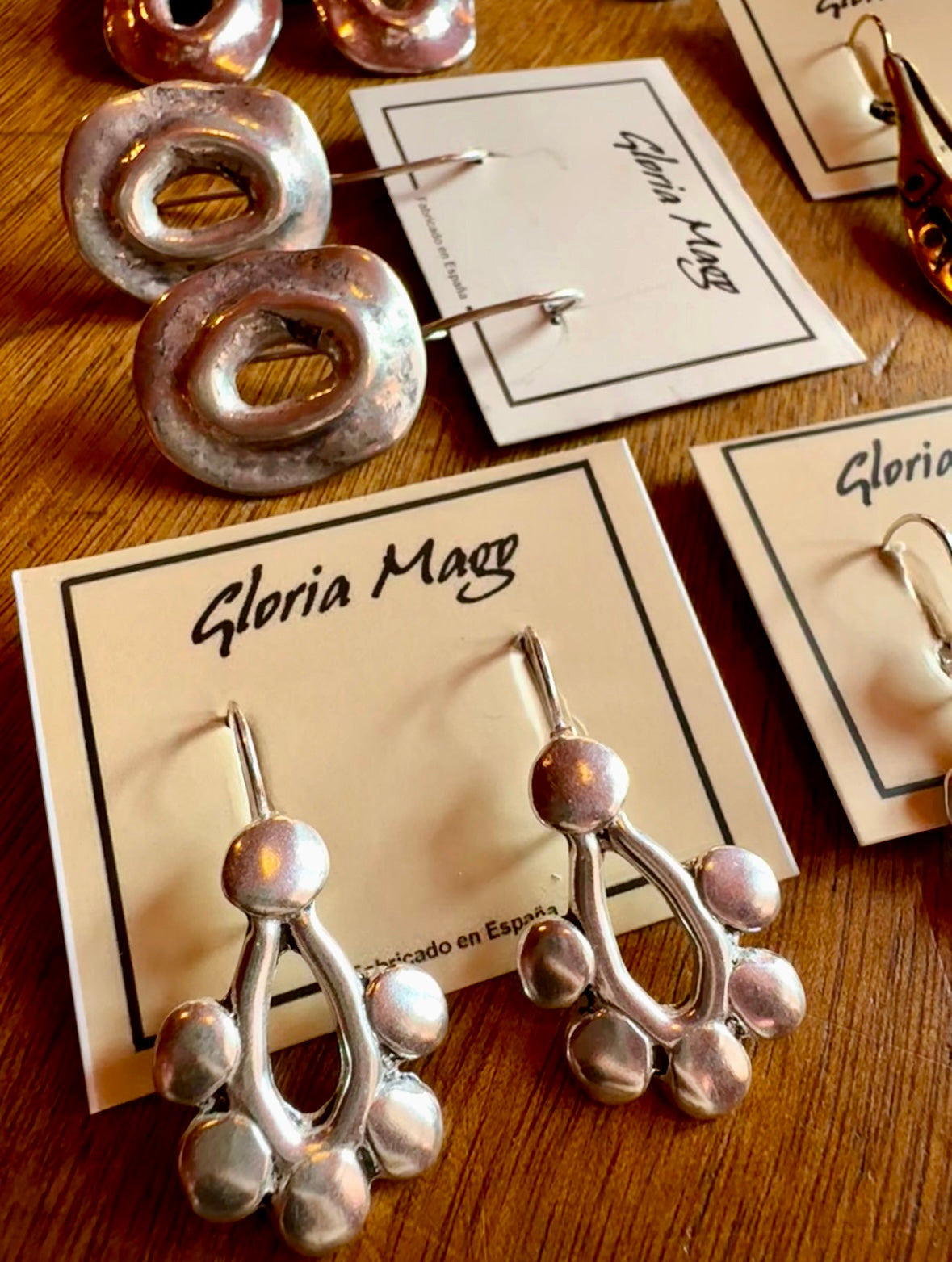 Zilveren zamak gehamerde oorhangers