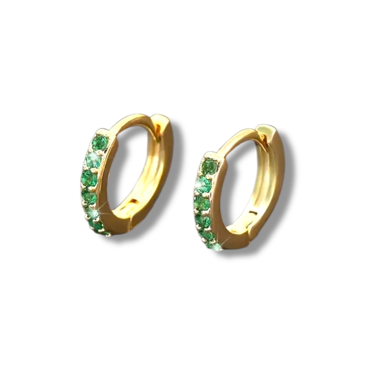 Kleine gouden oorringen met groene steentjes