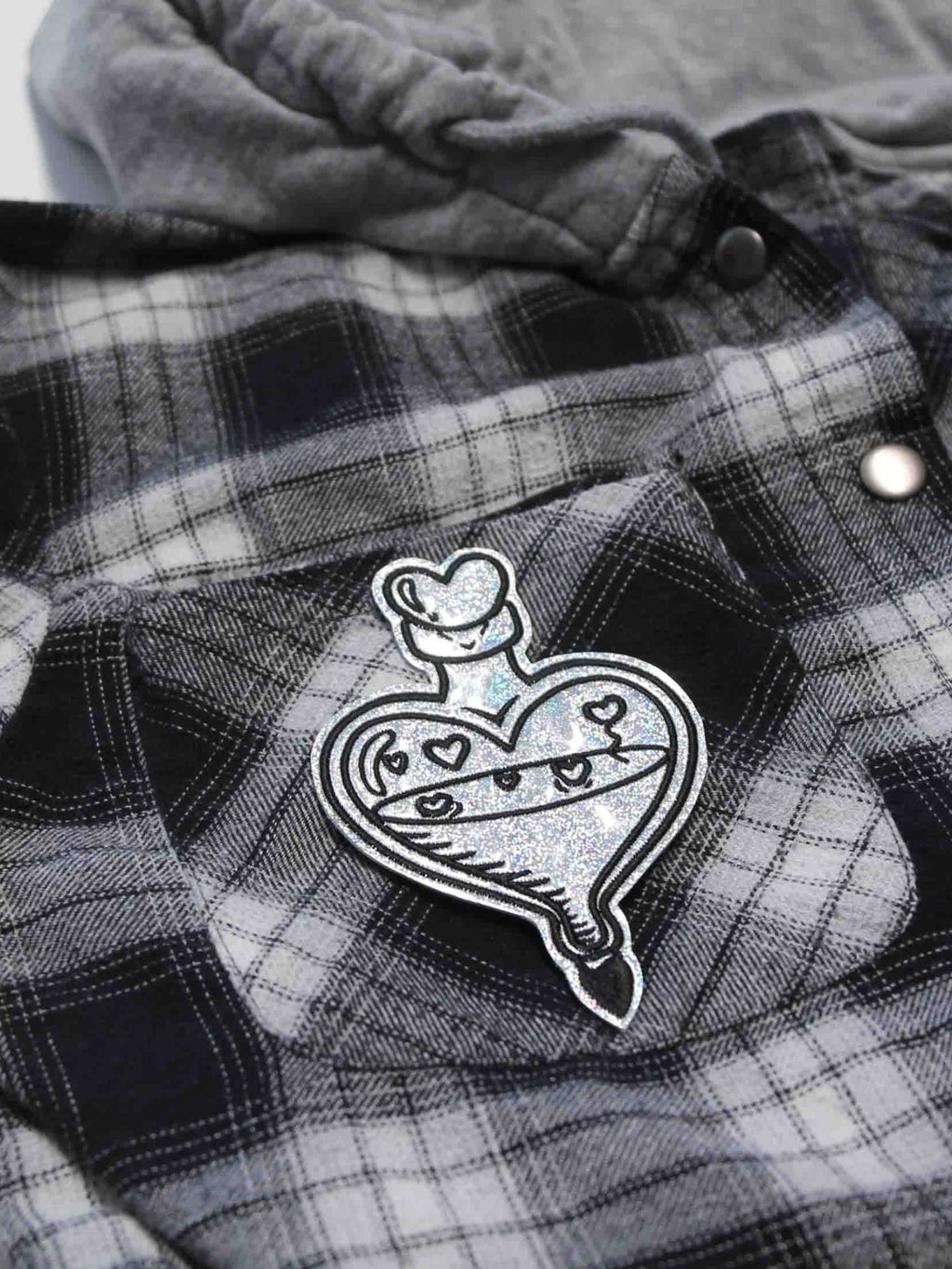 Parche bordado holográfico con purpurina plateada de poción de amor