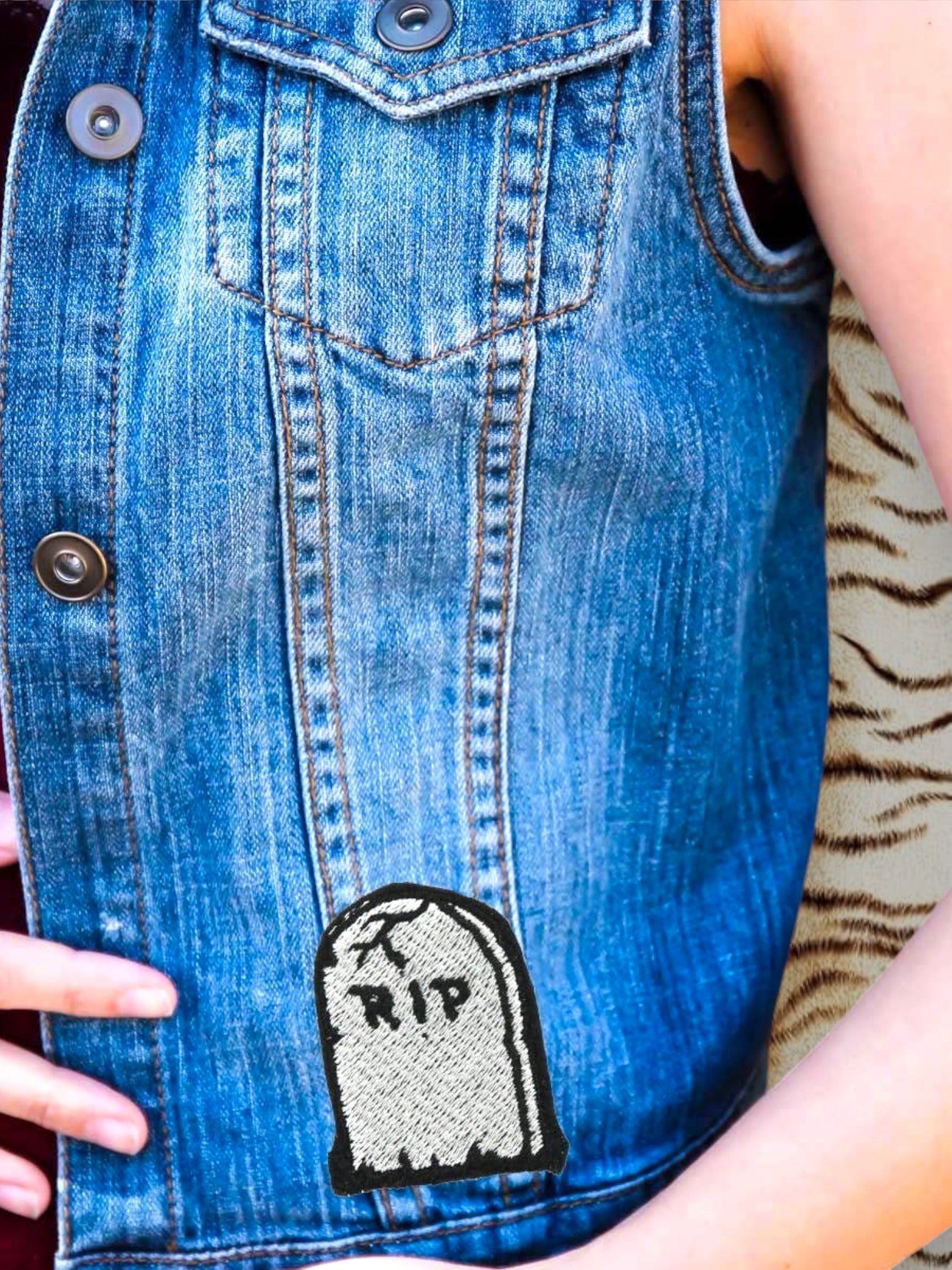 RIP Tombstone pequeño parche bordado para planchar en negro y gris