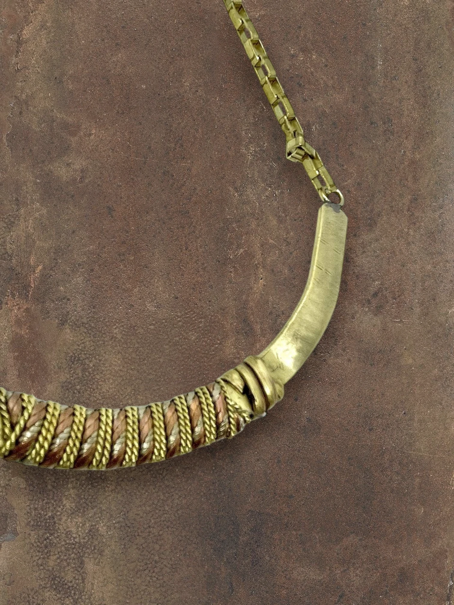 WILDSIDE handmade brass collar necklace with copper and gold braid details. Artisanal, hypoallergenic, 42cm.