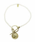 Pearl necklace with round clasp and GR coin in gold