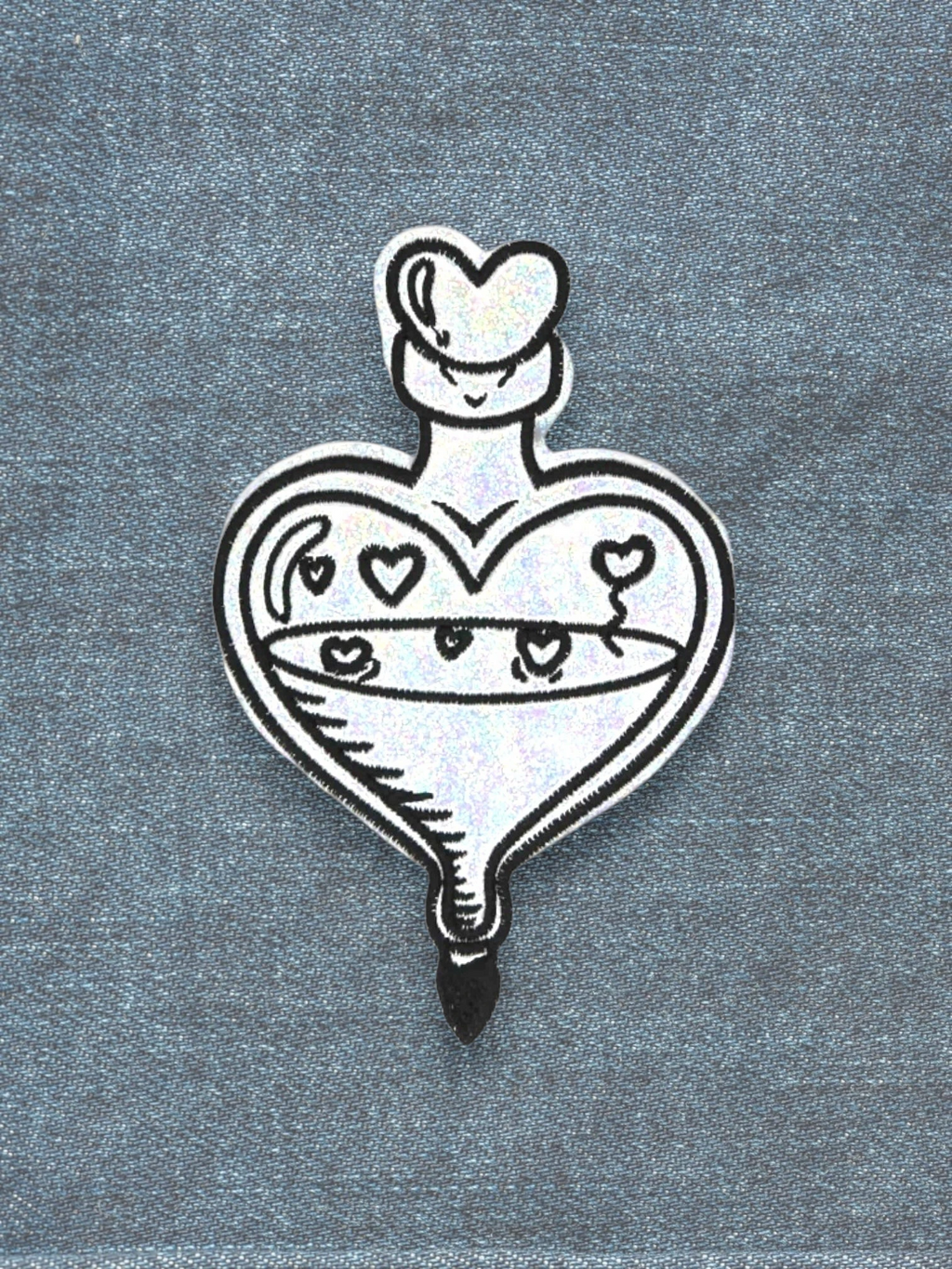 Parche bordado holográfico con purpurina plateada de poción de amor