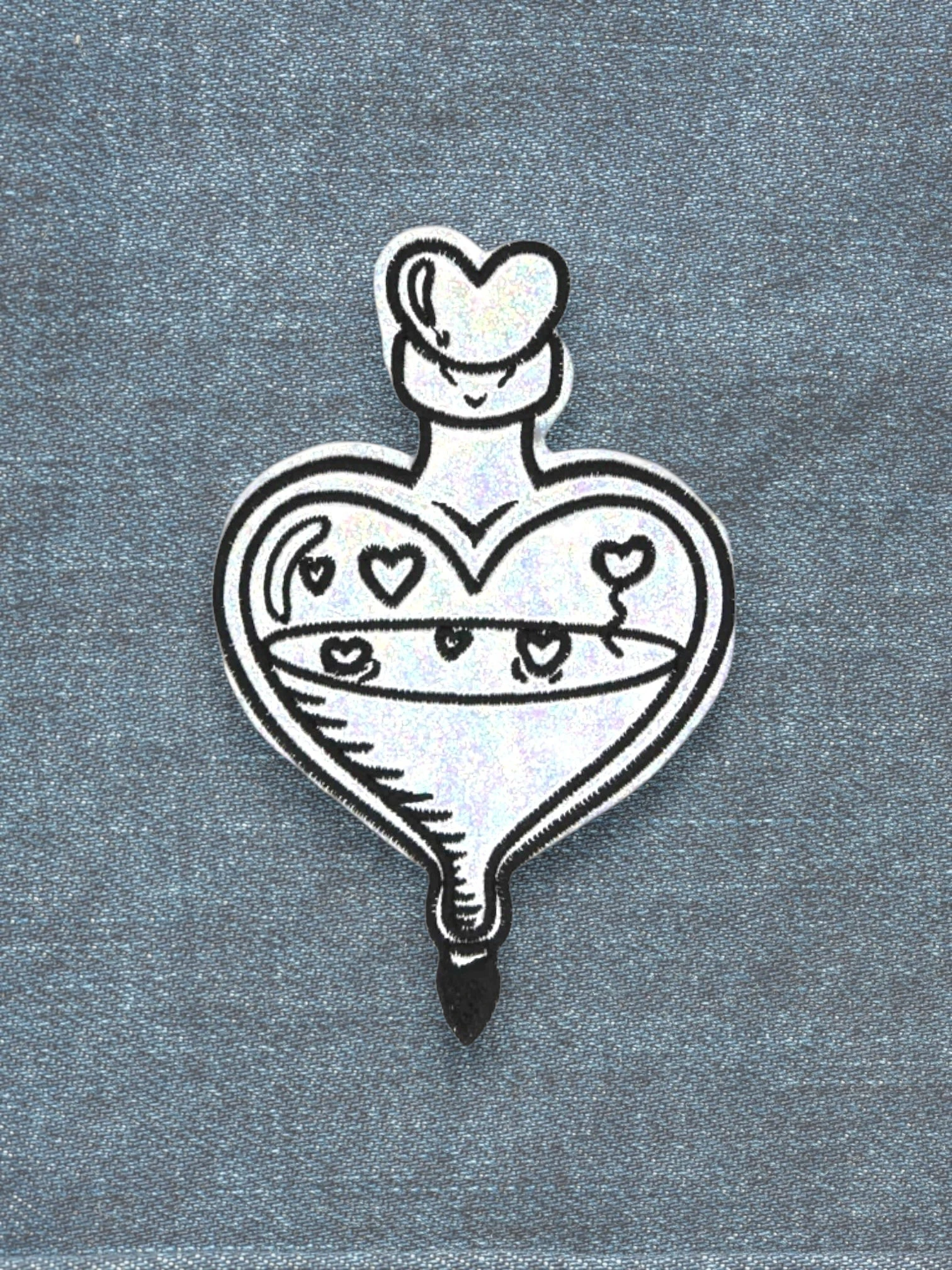 Parche bordado holográfico con purpurina plateada de poción de amor