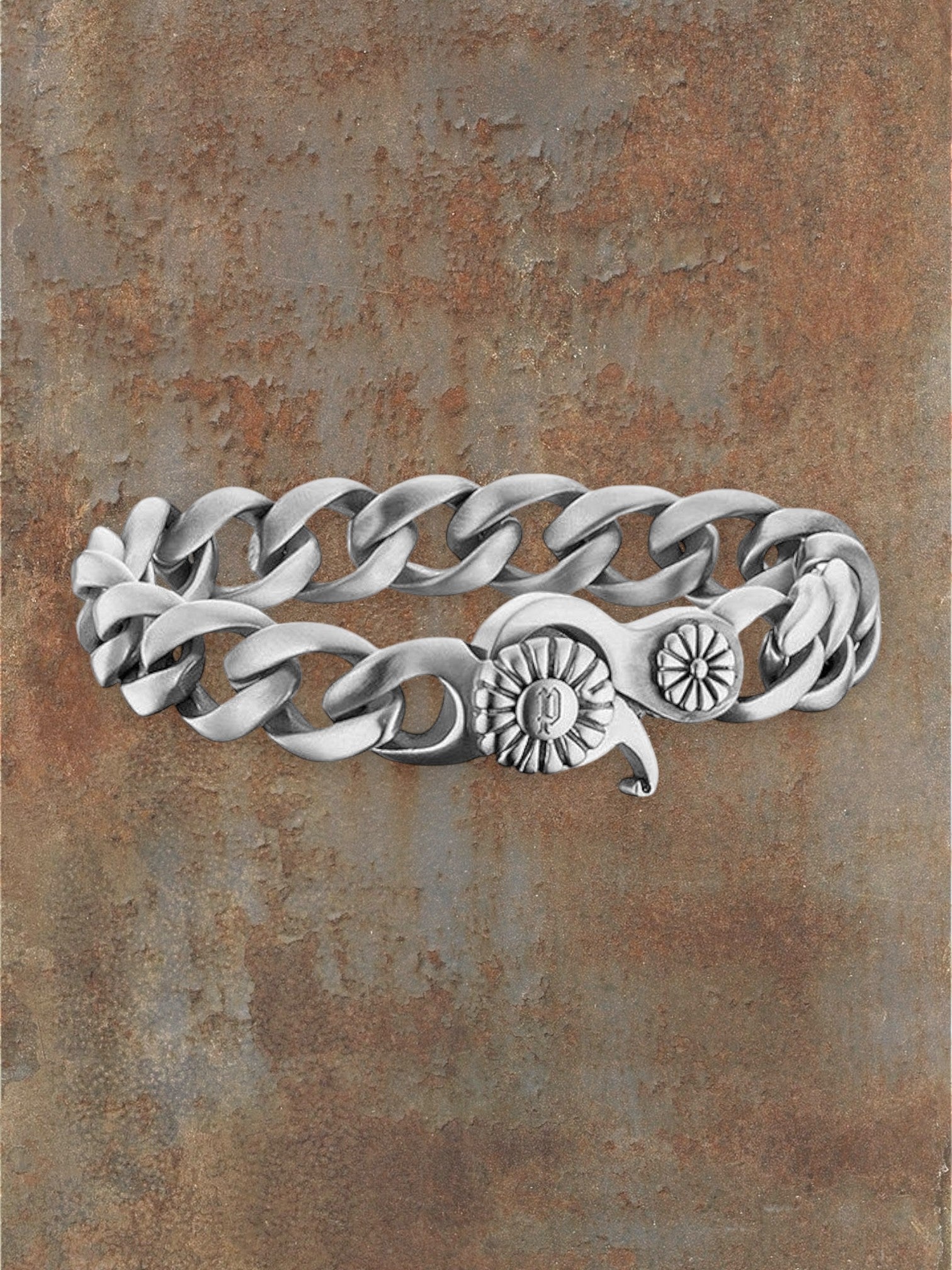WILDSIDE silver curb chain bracelet with floral clasp and embossed logo, 24cm