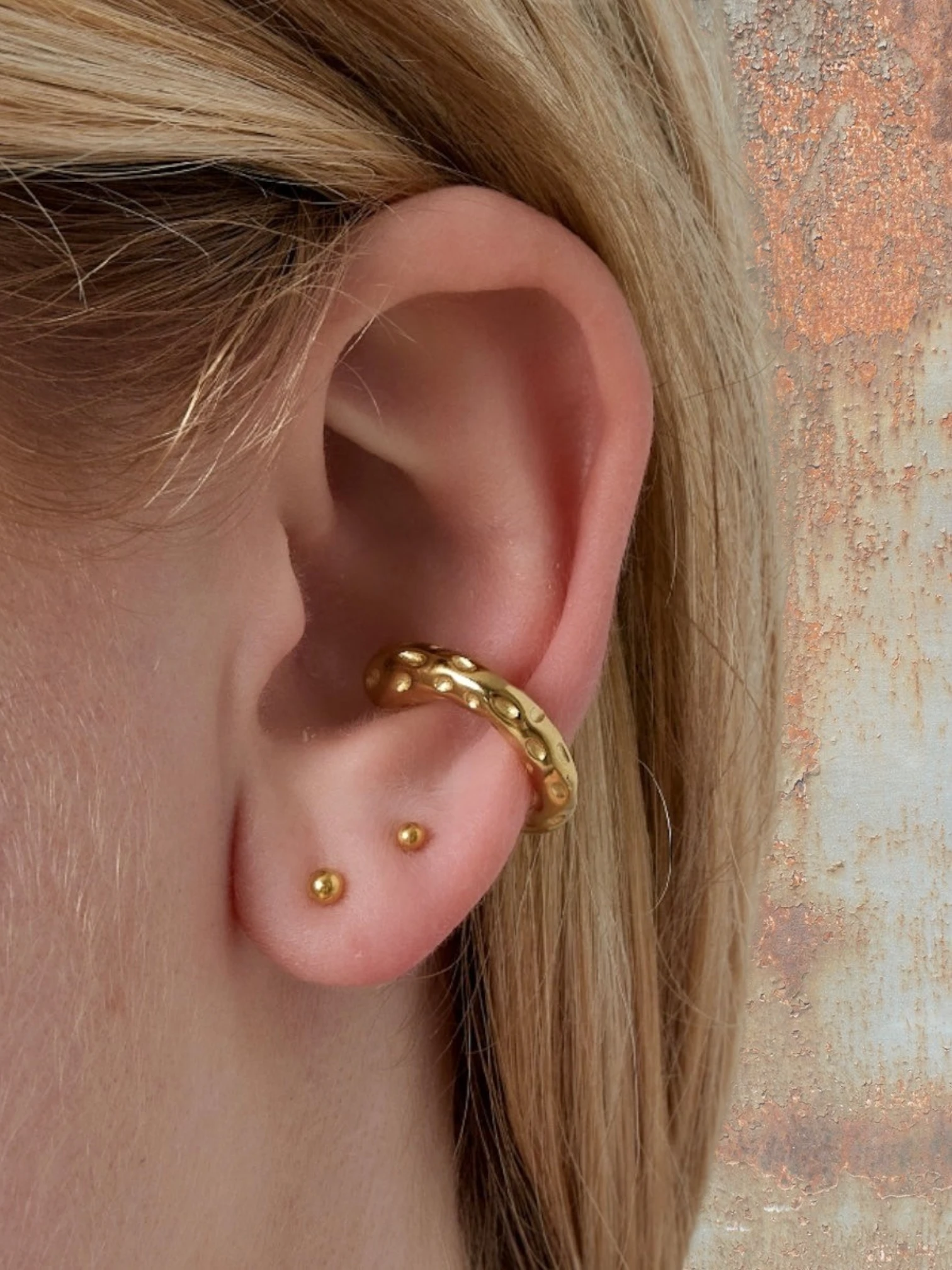 WILDSIDE gold textured ear cuff, no piercing needed. Timeless statement jewelry.