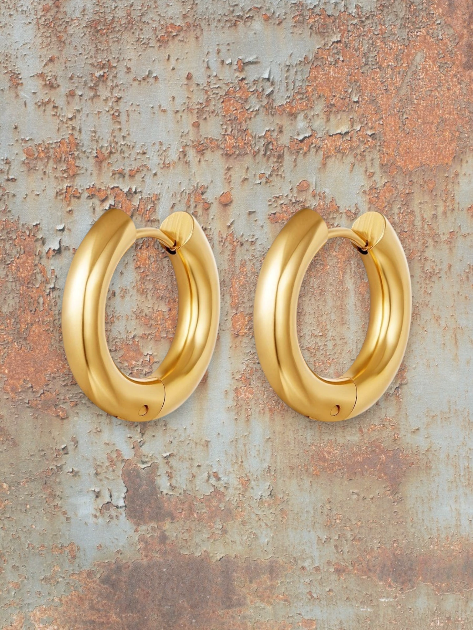 WILDSIDE medium chunky hoop earrings in polished gold-tone metal. Versatile and bold, perfect for everyday or evening wear.