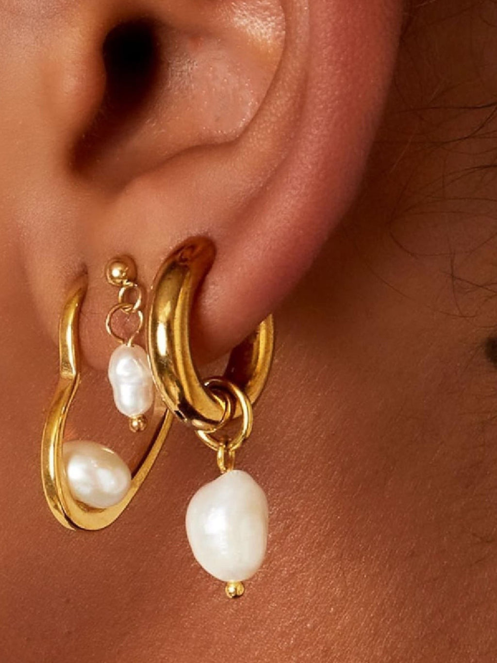 WILDSIDE gold hoop earrings with baroque pearl drop. Elegant, modern design.
