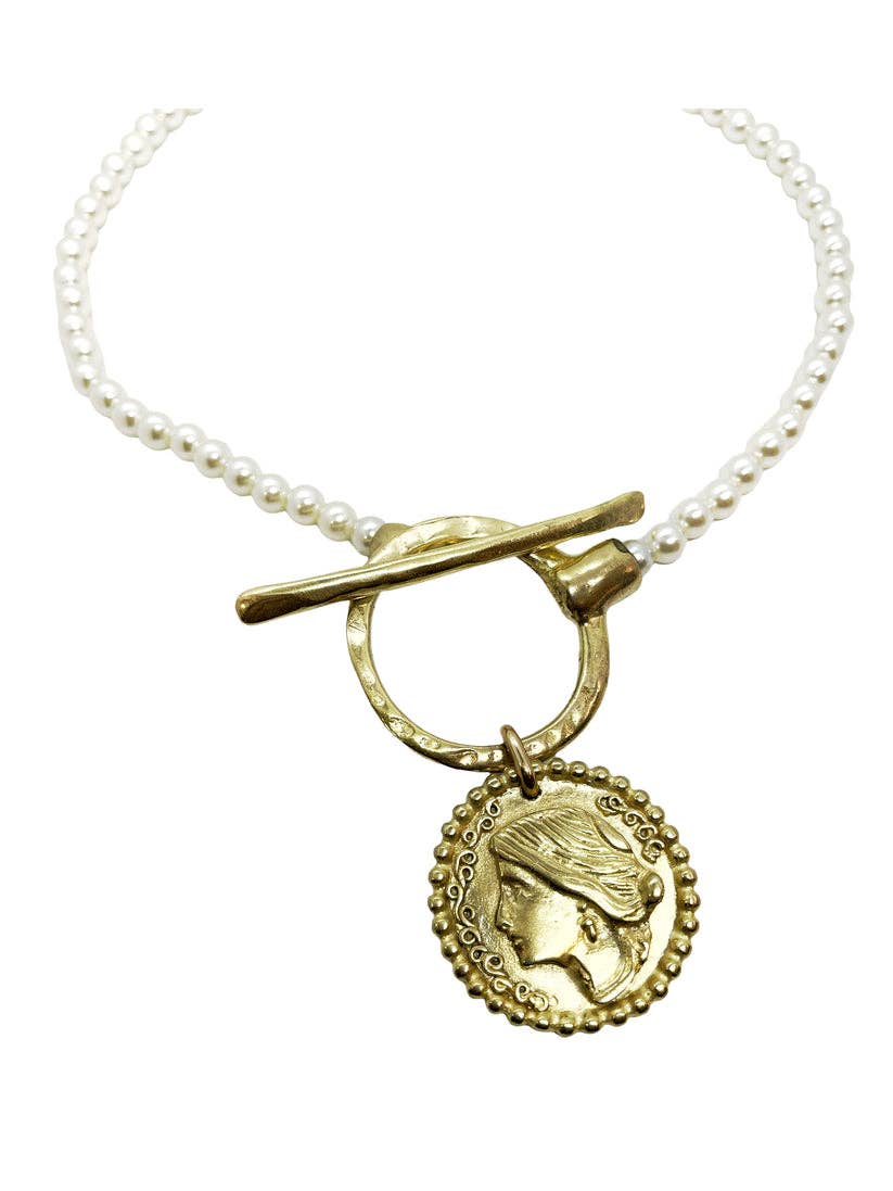 Pearl necklace with round clasp and GR coin in gold