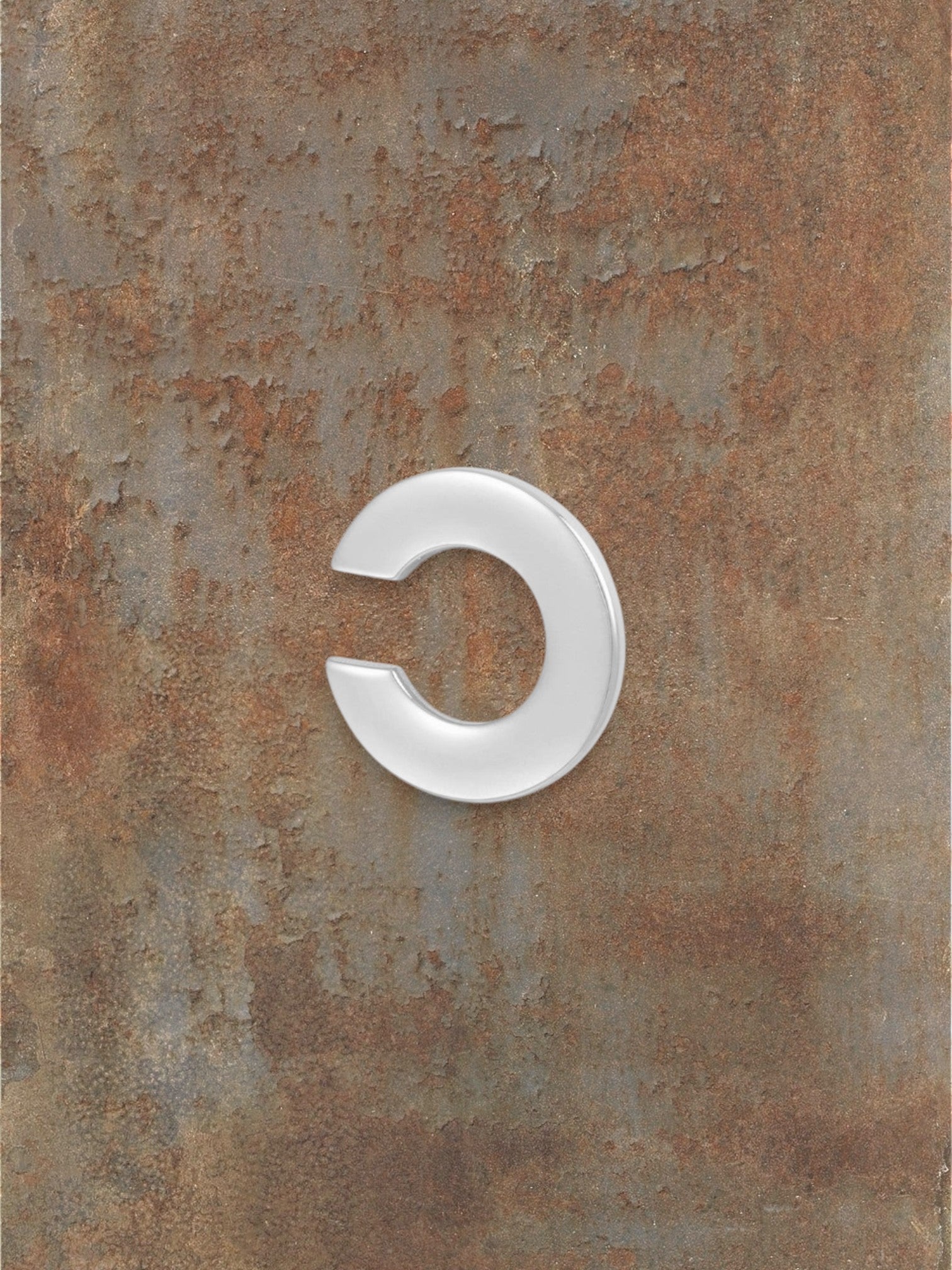 WILDSIDE polished metal curved ear cuff, a minimalist and sophisticated accessory.