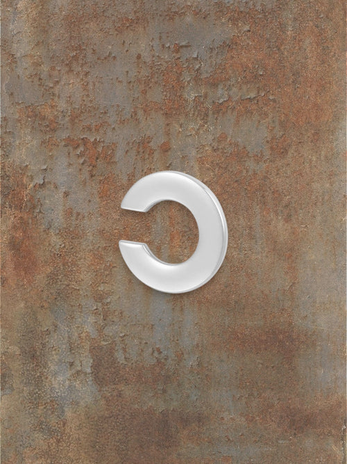 WILDSIDE polished metal curved ear cuff, a minimalist and sophisticated accessory.