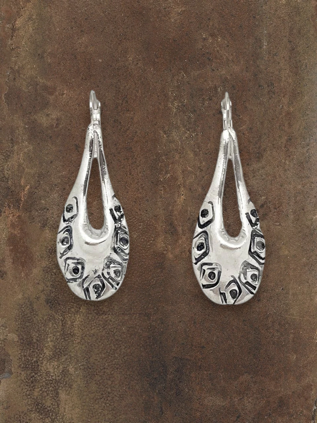 WILDSIDE teardrop shape silver earrings with engraved geometric pattern. Anti-allergic and sustainably made.