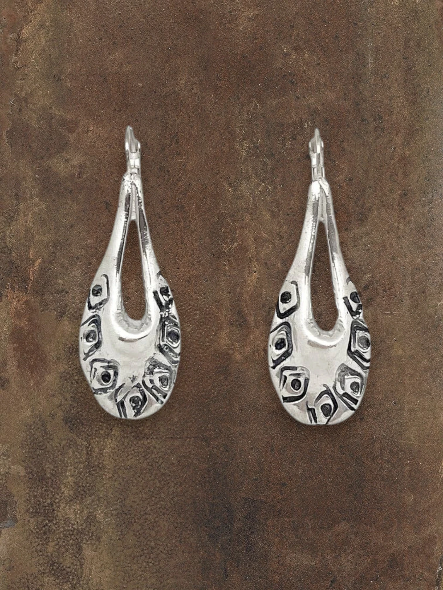 WILDSIDE teardrop shape silver earrings with engraved geometric pattern. Anti-allergic and sustainably made.