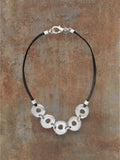 Zwart leren choker ketting met zilveren ringen