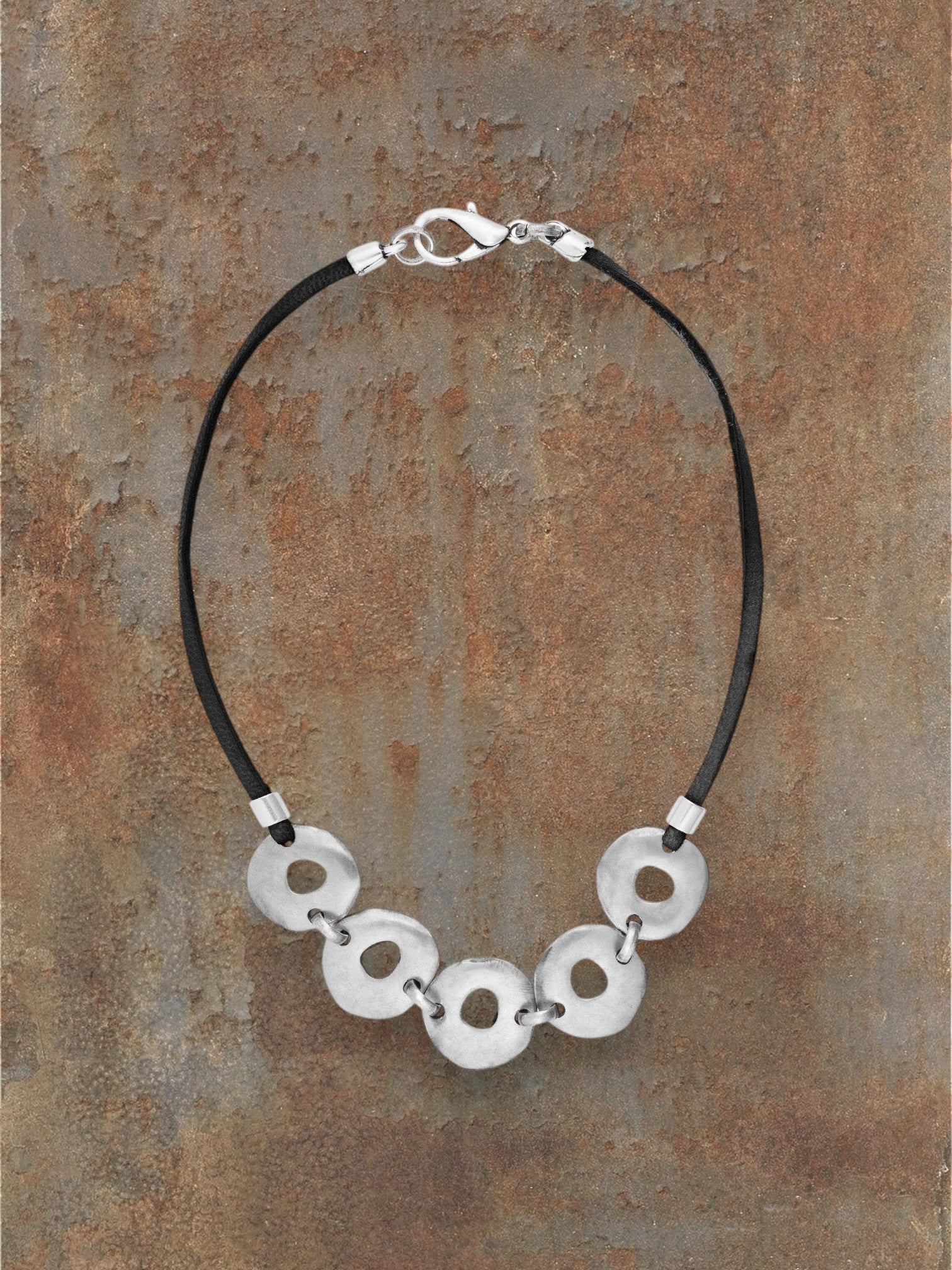 Zwart leren choker ketting met zilveren ringen